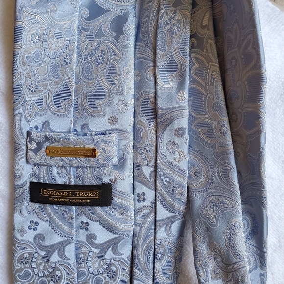 Donald J. Trump Signature Collection tie - Picture 4 of 4